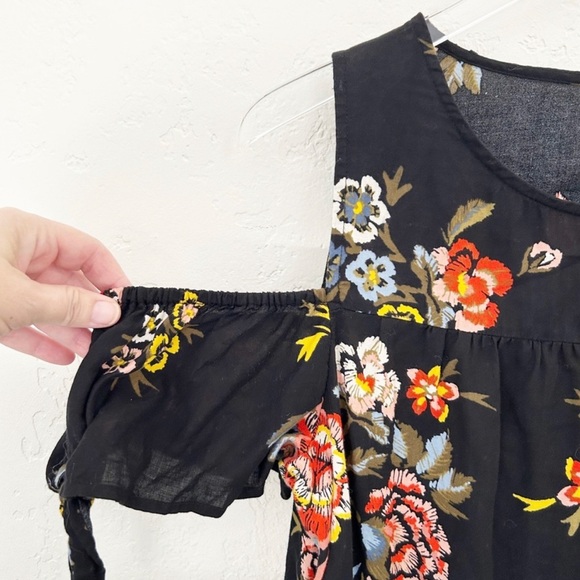 Old Navy Women's Cold Shoulder Black Floral Top Size Large EUC - Picture 2 of 6